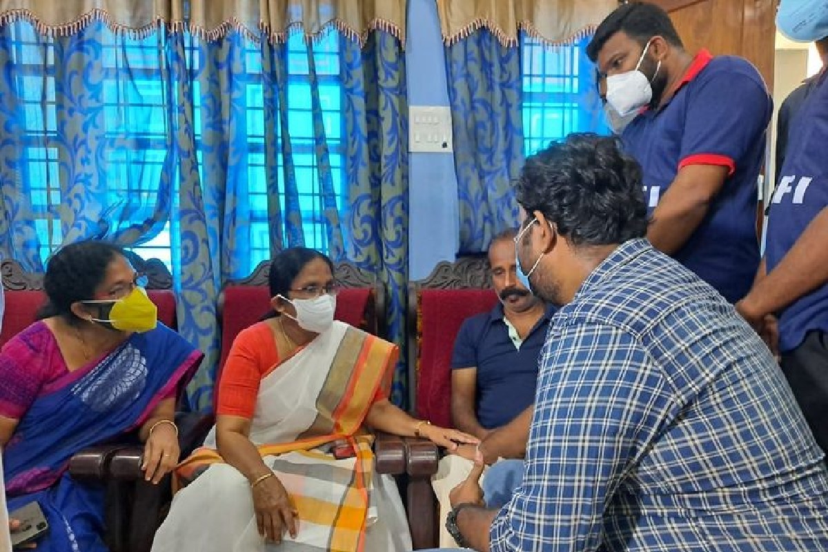 കെ കെ ശൈലജ വിസ്മയയുടെ വീട്ടിലെത്തിയപ്പോൾ