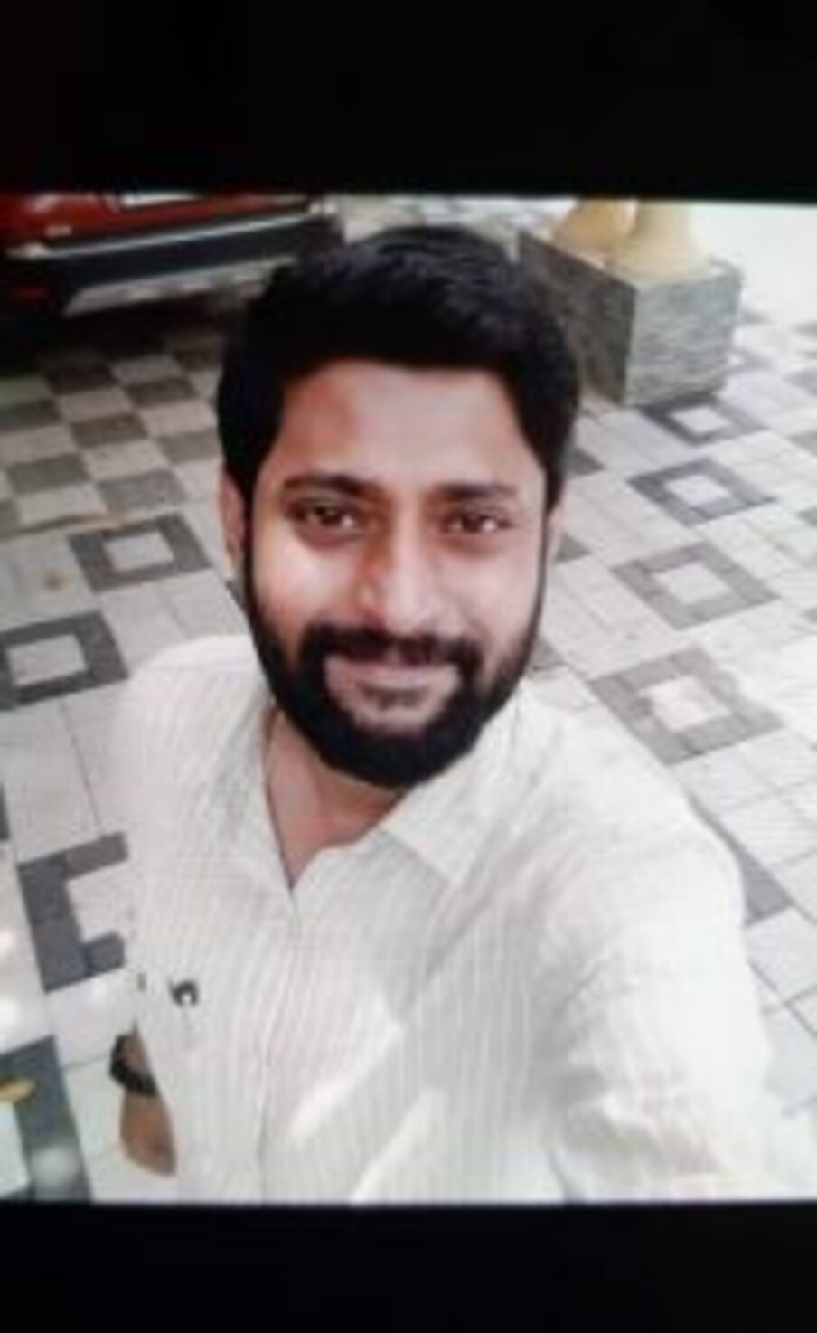  ആലപ്പുഴ: കോവിഡ് ചികിത്സയുമായി ബന്ധപ്പെട്ട് അക്രമണത്തിനിരയായിട്ടും പ്രതിയെ അറസ്റ്റ് ചെയ്യാത്തതില്‍ പ്രതിഷേധിച്ച് രാജിവെക്കുന്നതായി മാവേലിക്കര താലൂക്ക് ആശുപത്രിയിലെ ഡോക്ടര്‍ രാഹുല്‍ മാത്യൂ. പോസ്റ്റിട്ട് മണിക്കൂറുകള്‍ക്ക് ശേഷം രാഹുല്‍ പിന്നീട് പോസ്റ്റ് പിന്‍വലിക്കുകയും ചെയ്തു.ഈ കഴിഞ്ഞ മെയ് പതിനാലിനാണ് മരിച്ച രോഗിയുടെ പൊലീസുകാരനായ മകന്‍ അഭിലാഷ് ചന്ദ്രന്‍ അടക്കമുള്ളവര്‍ രാഹുലിനെ മര്‍ദ്ദിക്കുന്നത്. സംഭവം ഡോക്ടര്‍ ഇങ്ങനെ വിവരിക്കുന്നു