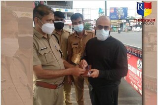 പഴ്സ് ഉടമയ്ക്ക് കൈമാറുന്നു പഴ്സ് ഉടമയ്ക്ക് കൈമാറുന്നു