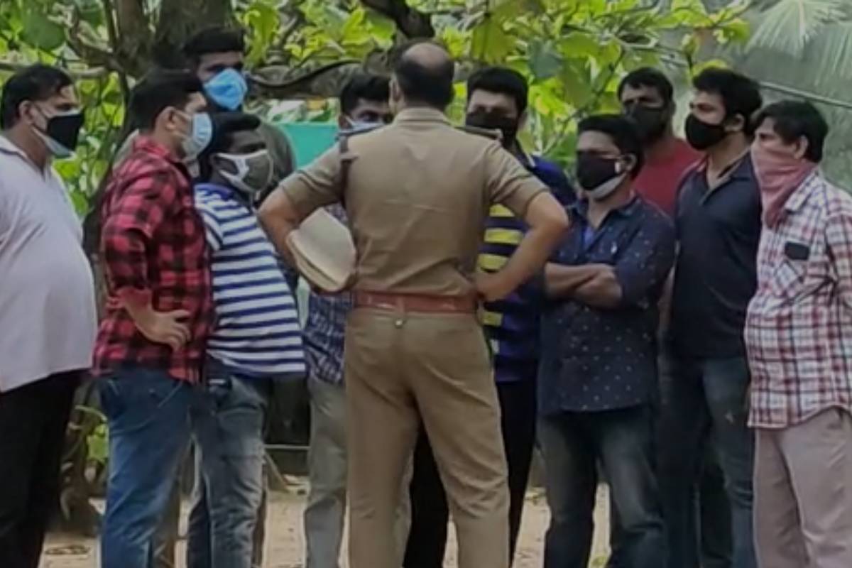  തിരുവനന്തപുരം: ലോക്ഡൗൺ നിയന്ത്രണങ്ങൾ ലംഘിച്ച് റിസോർട്ടിൽ സീരിയൽ ചിത്രീകരണത്തിനൊരുങ്ങിയ സംഘത്തിനെതിരെ പൊലീസ് കേസെടുത്തു. വർക്കല ഓടയം പാം ട്രീ ഹെറിറ്റേജ് റിസോർട്ടിൽ വച്ചാണ് സീരിയൽ ഷൂട്ടിംഗ് നടന്നത്.