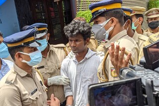 പ്രതി വിനീഷിനെ ദൃശ്യയുടെ വീട്ടിൽ തെളിവെടുപ്പിന് എത്തിച്ചപ്പോൾ