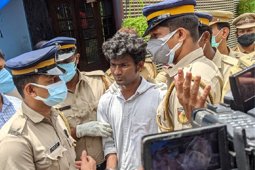  മലപ്പുറം ഏലംകുളം ദൃശ്യ കൊലക്കേസിലെ പ്രതി വിനീഷിനെ ദൃശ്യയുടെ  വീട്ടിലെത്തിച്ചു തെളിവെടുപ്പ് നടത്തി. പ്രതി ഉപയോഗിച്ച മാസ്ക്, ചെരിപ്പ്, ദൃശ്യയുടെ അച്ഛന്റെ കട കത്തിക്കാനുപയോഗിച്ച ലൈറ്റർ ഉൾപ്പെടെയുള്ളവ കണ്ടെടുത്തു. തെളിവെടുപ്പ് മൂന്ന് മണിക്കൂറോളം നീണ്ടു.