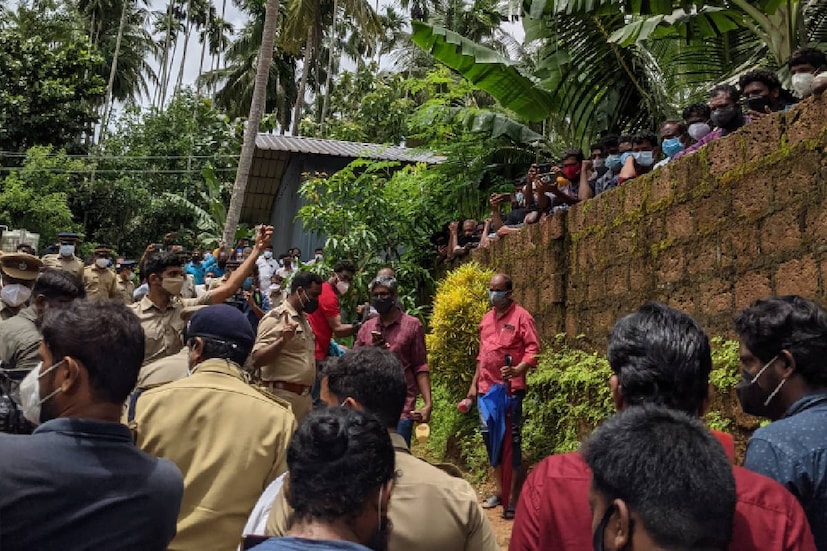  കൈയിൽ കരുതിയിരുന്ന കത്തിക്ക് മൂർച്ച പോരെന്ന് കണ്ട് അടുക്കളയിൽ നിന്ന് കത്തി എടുക്കുക ആയിരുന്നു. തുടർന്ന് ഉറങ്ങിക്കിടന്ന ദൃശ്യയെ കുത്തിക്കൊന്നു. അനിയത്തി ദേവി ശ്രീയെ കുത്തി വീഴ്ത്തി.