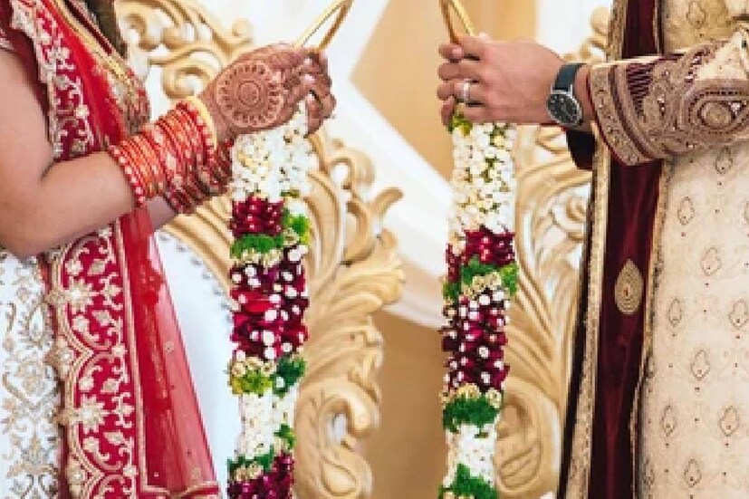  വർഷങ്ങളായുള്ള നീരസത്തെത്തുടർന്ന് ഒടുവിൽ ഭർത്താവ് അവരെ ഉപേക്ഷിച്ച് വീടുവിട്ടിറങ്ങി. ജയമ്മ പിന്നീട് മകനോടൊപ്പം താമസിക്കാൻ മൈസൂരിലേക്ക് മാറി. ജയമ്മയുടെ ജീവിതത്തിലെ ഈ വിവരം അറിഞ്ഞപ്പോൾ, ചിക്കണ്ണ ബന്ധപ്പെടാൻ തീരുമാനിച്ചു. ഈ ദമ്പതികൾ തങ്ങളുടെ ദീർഘകാല പ്രണയം സാക്ഷാത്ക്കരിക്കുകയും ഇത്തവണ പരസ്പരം മോതിരം അണിയിക്കാൻ തീരുമാനിക്കുകയും ചെയ്തു (പ്രതീകാത്മക ചിത്രം)