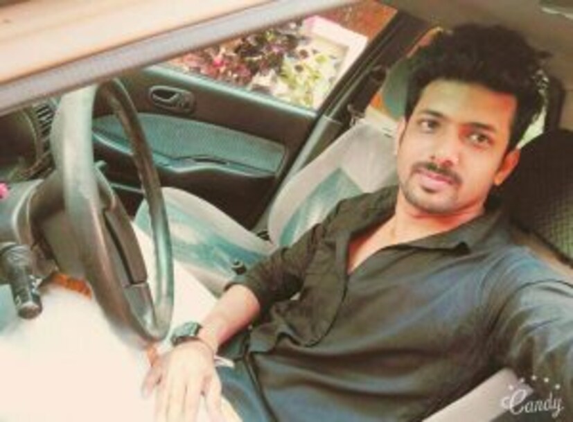  ഭര്‍തൃ വീട്ടിലെ പീഡനത്തെ തുടര്‍ന്നുണ്ടായ കൊലപാതകം എന്ന ആരോപണത്തില്‍ ഉറച്ചു നില്‍ക്കുകയാണ് വിസ്മയയുടെ കുടുംബം.എന്നാല്‍ സംഭവത്തെ പറ്റി വിശദമായി അന്വേഷണം നടക്കുകയാണെന്നും പോസ്റ്റ്‌മോര്‍ട്ടത്തിലൂടെ മാത്രമേ മരണ കാരണം വ്യക്തമാകൂ എന്നും പൊലീസ് അറിയിച്ചു. സംഭവത്തില്‍ വനിതാ കമ്മീഷന്‍ സ്വമേധയാ കേസെടുത്തു.