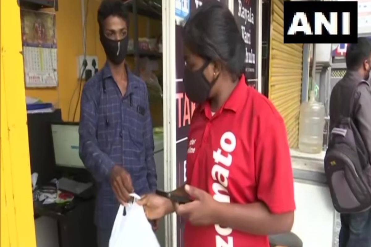 കുടുബം പോറ്റാനും പഠന ചെലവുകൾക്കുമായി ‘ഫുഡ് ഡെലിവറി’ ജോലി ചെയ്ത് വിദ്യാർത്ഥിനി