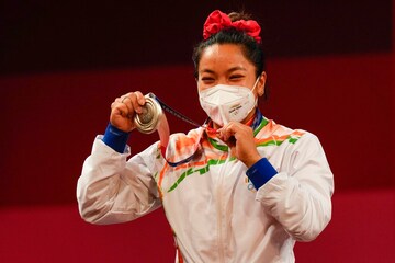 മീരാഭായ് ചാനു ഇന്ത്യയ്ക്കായി ചരിത്ര നേട്ടം സ്വന്തമാക്കിയ നിമിഷങ്ങള്‍ ചിത്രങ്ങളിലൂടെ