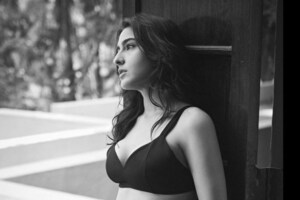 നടി സാറാ അലി ഖാന്റെ കറുത്ത വസ്ത്രത്തിലുള്ള  ഏറ്റവും പുതിയ ചിത്രങ്ങള്‍