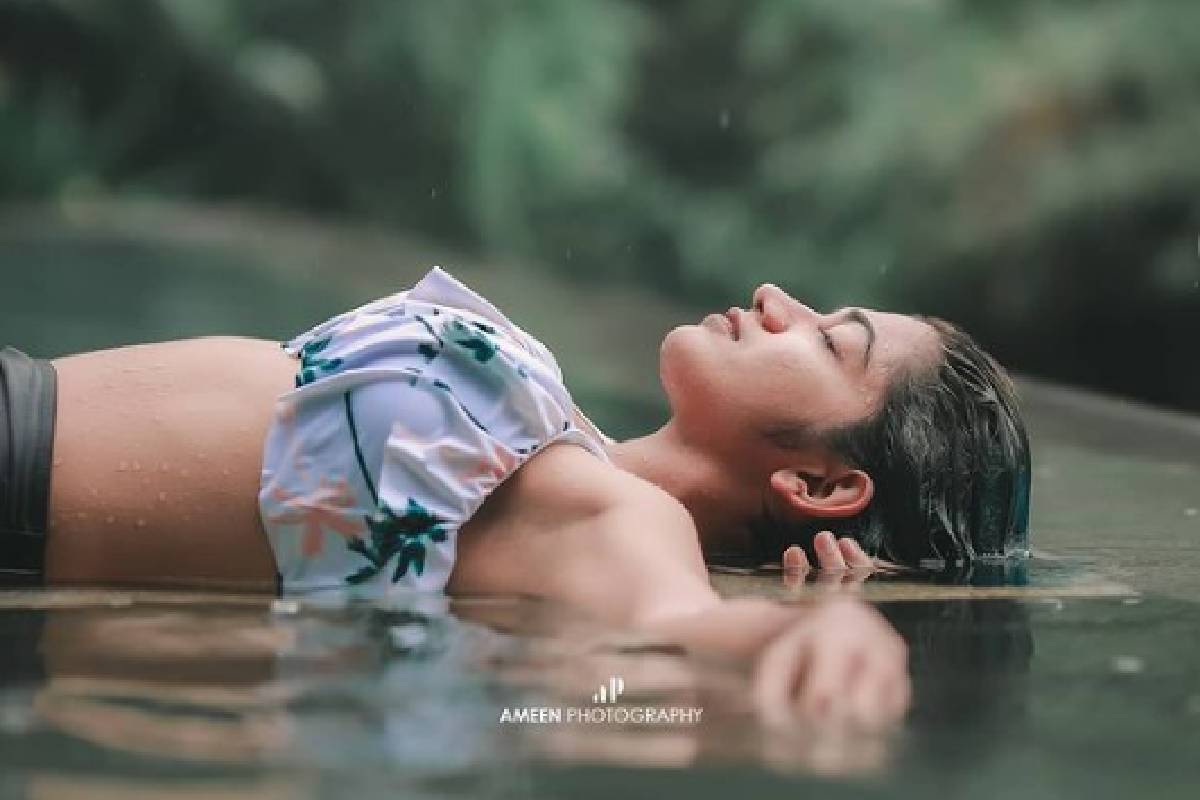 അനാർക്കലി മരയ്ക്കാർ സിനിമ പ്രേമികൾക്കും നെറ്റിസൺസിനും ഒരുപോലെ പരിചയമുള്ള യുവതാരമാണ്. കേവലം ഒരു ചിത്രം കൊണ്ട് തന്നെ അനാർക്കലി ശ്രദ്ധ നേടുകയുണ്ടായി. ഇപ്പോൾ അതിരപ്പള്ളിയിൽ പ്രകൃതിയുടെ മടിത്തട്ടിൽ പോസ് ചെയ്തുകൊണ്ടുള്ള പുത്തൻ ഗ്ലാമർ ചിത്രങ്ങളുമായി അനാർക്കലി എത്തിയിരിക്കുന്നു. കാട്ടരുവിയുടെ കുളിരിൽ മുങ്ങി 'ബിഗിനി' ഷൂട്ട് പോലെ തോന്നിക്കുന്നു എന്ന് പറഞ്ഞുകൊണ്ടുള്ള ചിത്രങ്ങളാണ് അനാർക്കലി പോസ്റ്റ് ചെയ്തിട്ടുള്ളത് അനാർക്കലി മരയ്ക്കാർ സിനിമ പ്രേമികൾക്കും നെറ്റിസൺസിനും ഒരുപോലെ പരിചയമുള്ള യുവതാരമാണ്. കേവലം ഒരു ചിത്രം കൊണ്ട് തന്നെ അനാർക്കലി ശ്രദ്ധ നേടുകയുണ്ടായി. ഇപ്പോൾ അതിരപ്പള്ളിയിൽ പ്രകൃതിയുടെ മടിത്തട്ടിൽ പോസ് ചെയ്തുകൊണ്ടുള്ള പുത്തൻ ഗ്ലാമർ ചിത്രങ്ങളുമായി അനാർക്കലി എത്തിയിരിക്കുന്നു. കാട്ടരുവിയുടെ കുളിരിൽ മുങ്ങി 'ബിഗിനി' ഷൂട്ട് പോലെ തോന്നിക്കുന്നു എന്ന് പറഞ്ഞുകൊണ്ടുള്ള ചിത്രങ്ങളാണ് അനാർക്കലി പോസ്റ്റ് ചെയ്തിട്ടുള്ളത്