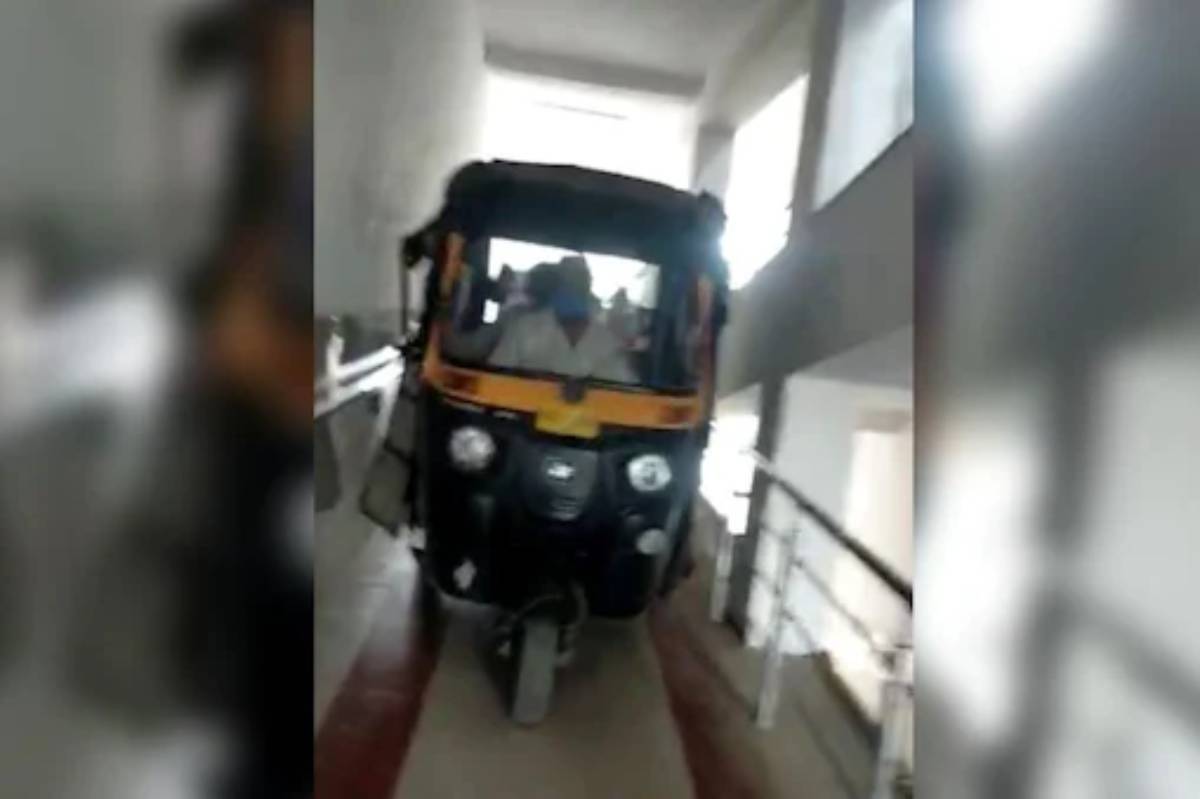 ഓട്ടോറിക്ഷ ആശുപത്രിയുടെ അഞ്ചാം നിലയിൽ; എങ്ങനെ എത്തിയെന്ന് അന്വേഷണം
