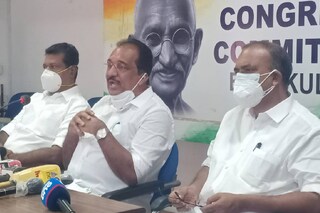 ബെന്നി ബെഹനാൻ വാർത്താ സമ്മേളനത്തിൽ