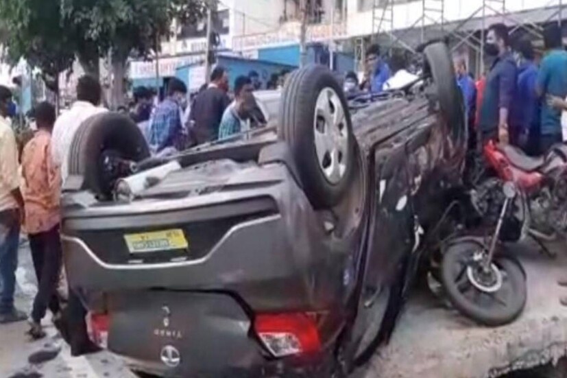  ഒരു കാർ സ്വന്തമാക്കുകയെന്നത് മിക്കവരുടെയും വലിയ സ്വപ്നമായിരിക്കും. ഏറെ കഷ്ടപ്പെട്ടും ജീവിതത്തിലെ വലിയ സമ്പാദ്യം നീക്കിവെച്ചുമൊക്കെയാണ് ആളുകൾ കാർ വാങ്ങുന്നത്. എന്നാൽ ആഗ്രഹിച്ചു സ്വന്തമാക്കുന്ന കാർ, ഷോറൂമിൽനിന്ന് റോഡിലേക്ക് ഇറക്കുന്നതിന് മുമ്പ് അപകടത്തിൽപ്പെട്ടാലോ? അത്തരമൊരു സംഭവമാണ് ഹൈദരാബാദിൽനിന്ന് റിപ്പോർട്ട് ചെയ്തിരിക്കുന്നത്. കഴിഞ്ഞ ദിവസമാണ് ടാറ്റ ടിയാഗോ കാർ ഡെലിവെറി ചെയ്യുന്നതിനിടെ അപകടത്തിൽപ്പെട്ടത്.