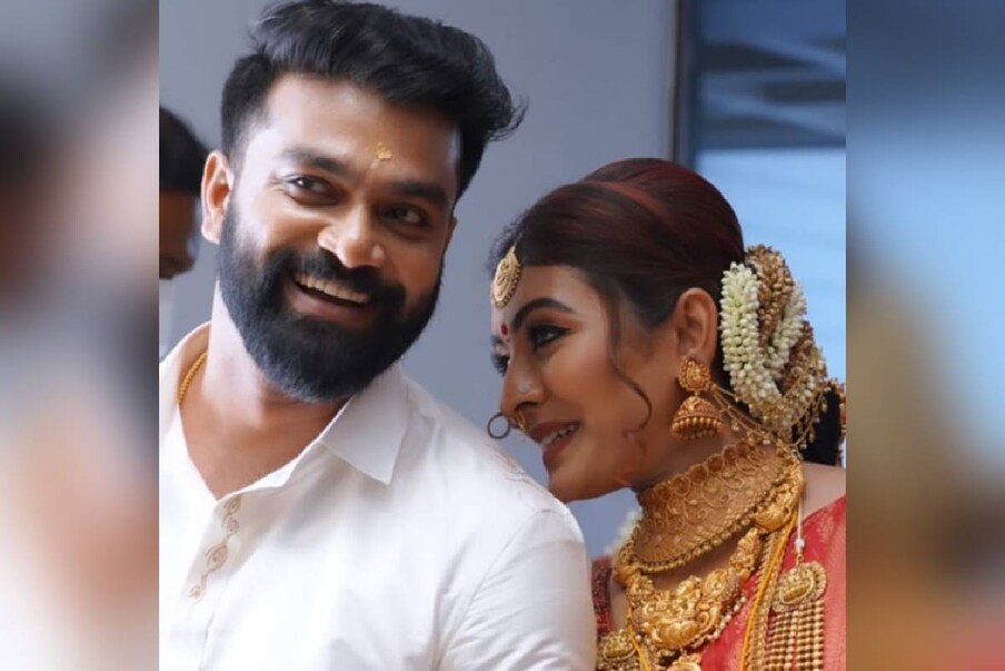  'ഭർത്താവുള്ളപ്പോൾ വേറൊരുത്തനെ ലിപ്‌ലോക്ക് അടിക്കാൻ നാണമില്ലേ? നിന്റെ ഭർത്താവിന് നട്ടെല്ലില്ല' എന്നാണ് സോഷ്യൽ മീഡിയ ഉപയോക്താവായ ഒരു യുവതിയുടെ പ്രൊഫൈലിൽ നിന്നുള്ള പ്രതികരണം. ഈ കമന്റ് സ്ക്രീൻഷോട്ട് എടുത്ത് ആളെ ടാഗ് ചെയ്താണ് ദുർഗ്ഗ മറുപടി കൊടുത്തത്
