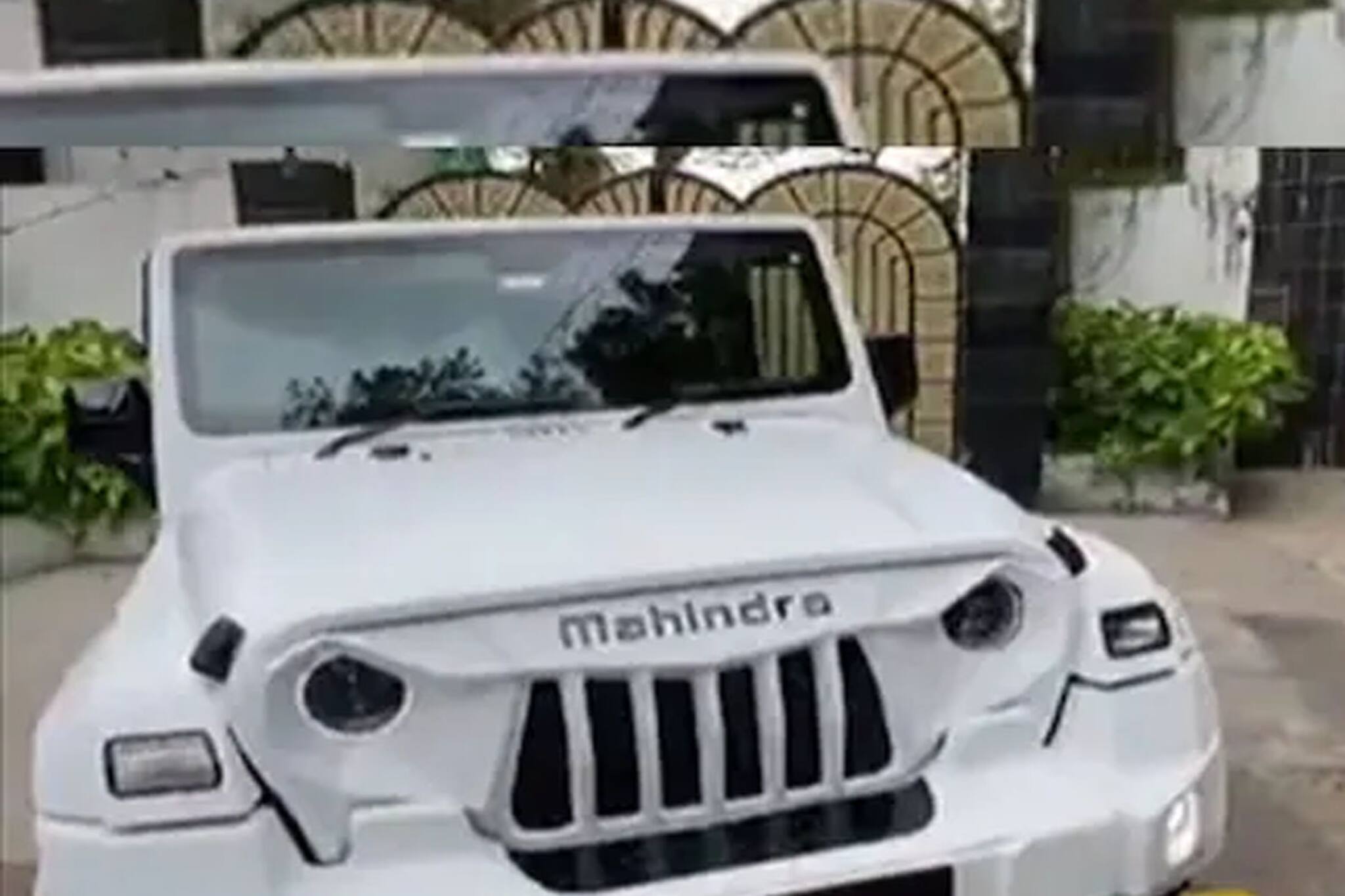 വാഹന പ്രേമികളുടെ മനം കവർന്ന് സാറ്റിൻ വൈറ്റിൽ പൊതിഞ്ഞ്  മഹീന്ദ്രാ ഥാർ