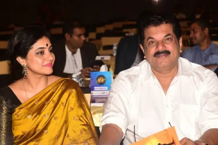  ഞാനാണെന്ന് കൃത്യമായി തിരിച്ചറിയാൻ എൻ്റെ ചിത്രങ്ങളും ഗാനങ്ങളും പുസ്തകവുമൊക്കെ അതിൽ വലിച്ചിഴച്ചു. ദേവികയുടെ പുത്രൻ്റെ പിതൃത്വവും എൻ്റെ ചുമലിൽ ചാർത്തി. എങ്ങനെയാണ് ഞാനാണ് ദേവികയുടെ ആദ്യ ഭർത്താവെന്ന നിഗമനത്തിലേക്ക് ഇവരെത്തിയതെന്ന് എത്ര ആലോചിച്ചിട്ടും മനസ്സിലാകുന്നില്ല. ലോകത്തെ എല്ലാ 'രാജീവ് 'മാരും ഒന്നല്ല