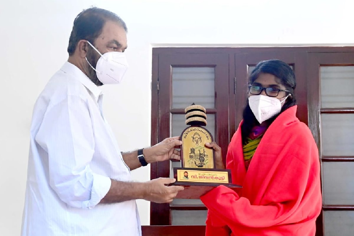 തിരുവനന്തപുരത്തെ വസതിയിലെത്തിയ സെല്‍വമാരിയെ ഫലകവും പൊന്നാടയും നല്‍കിയാണ് മന്ത്രി സ്വീകരിച്ചത്.