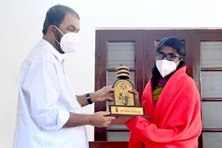 തിരുവനന്തപുരത്തെ വസതിയിലെത്തിയ സെല്വമാരിയെ ഫലകവും പൊന്നാടയും നല്കിയാണ് മന്ത്രി സ്വീകരിച്ചത്. തിരുവനന്തപുരത്തെ വസതിയിലെത്തിയ സെല്വമാരിയെ ഫലകവും പൊന്നാടയും നല്കിയാണ് മന്ത്രി സ്വീകരിച്ചത്.