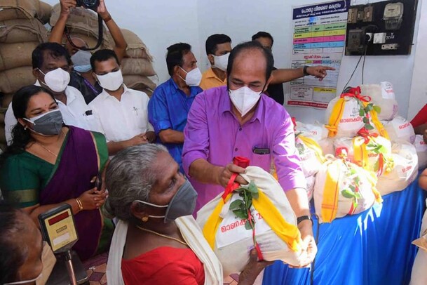 16 ഇനം വസ്തുക്കളുമായി ഓണക്കിറ്റ് വിതരണം ആരംഭിച്ചു; ലഭിക്കുന്നത് 570 രൂപയുടെ കിറ്റ്