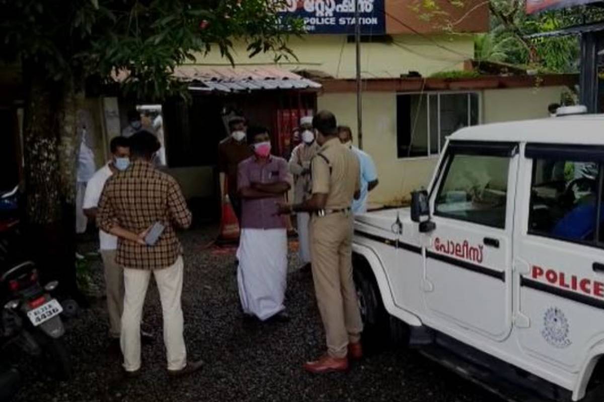 ആലപ്പുഴയിൽ മദ്യപിച്ചെത്തിയ പിതാവ് മകളെ കാലിൽ തൂക്കി നിലത്തടിച്ചു