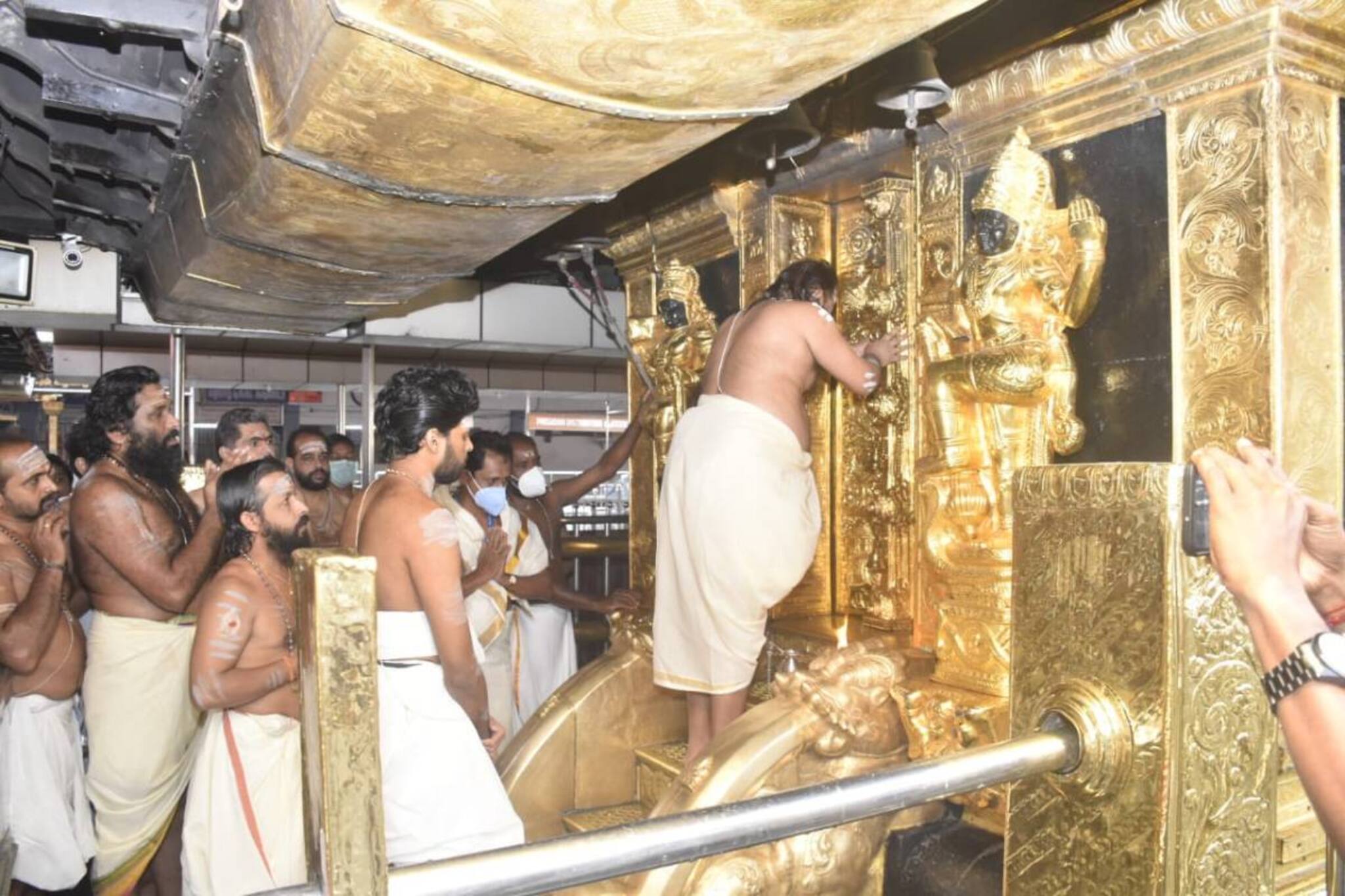 കര്‍ക്കടക മാസ പൂജയ്ക്കായി ശബരിമല ക്ഷേത്രനട തുറന്നു