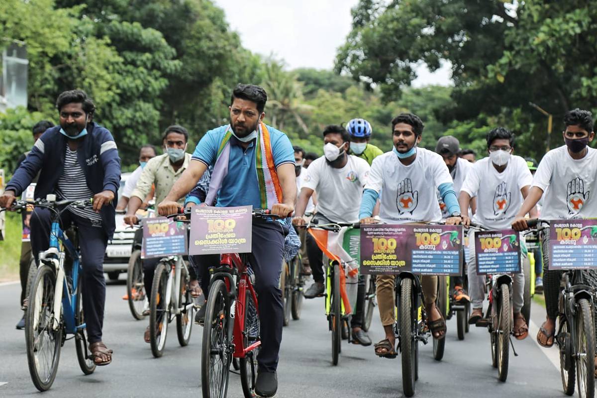 'ഞാനപ്പോഴേ പറഞ്ഞതാ പദയാത്ര മതിയെന്ന്'; സൈക്കിള്‍ റാലിക്കിടെ ഷാഫി പറമ്പില്‍; വൈറലായി വിഡിയോ