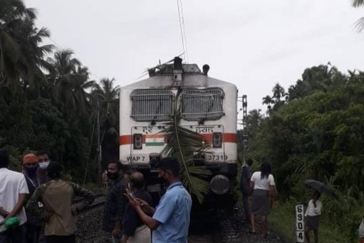 ട്രെയിനിന് മുകളിൽ തെങ്ങ് വീണു; കോഴിക്കോട് കൊയിലാണ്ടിയിൽ ഗതാഗതം തടസപ്പെട്ടു