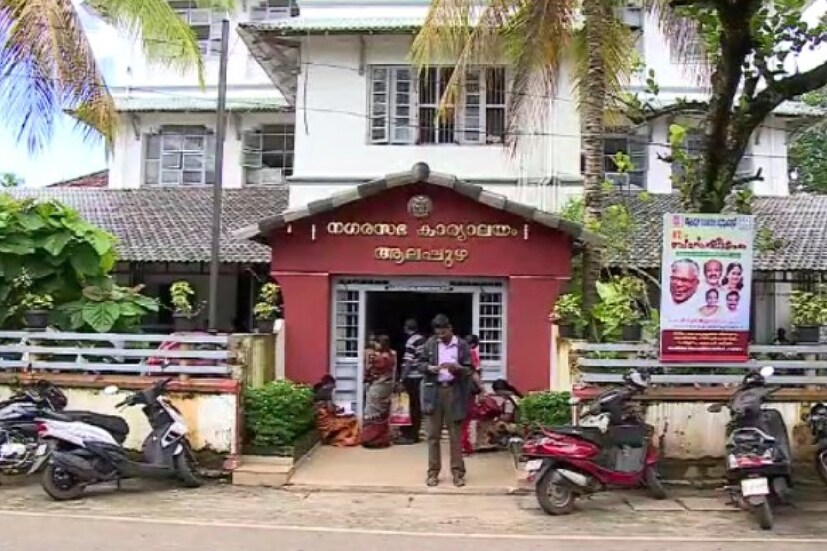  അതേസമയം  വിവിധ വകുപ്പുകളോട് നഗരത്തിൽ പരിശോധന ശക്തമാക്കാൻ ജില്ല കളക്ടർ  എ അലക്സാണ്ടർ നിർദേശിച്ചു. ആലപ്പുഴ നഗരസഭാ പരിധിയിലെ ചില പ്രദേശങ്ങളിൽ ഛർദിയും വയറിളക്ക രോഗവും കൂടുതലായി കണ്ടെത്തിയ സാഹചര്യത്തിൽ വാർഡ് തലത്തിൽ ശുചീകരണ പ്രവർത്തനങ്ങളും പകർച്ച വ്യാധികൾക്കെതിരെയുള്ള ബോധവത്ക്കരണവും ശക്തമാക്കുമെന്ന് കളക്ടർ പറഞ്ഞു.  വാർഡ് കൗൺസിലർമാരുടെ നേതൃത്വത്തിൽ ആരോഗ്യം, ഭക്ഷ്യസുരക്ഷാ, ജല അതോറിറ്റി, നഗരസഭ എന്നീ വകുപ്പുകളിലെ ജീവനക്കാരുടെ സംയുക്ത സംഘം രോഗബാധ കൂടുതലായി കണ്ടെത്തിയ പ്രദേശങ്ങൾ സന്ദർശിച്ച് പ്രതിരോധ പ്രവർത്തനങ്ങൾ വിലയിരുത്തും. ഈ മേഖലകളിൽ നിന്നു കൂടുതൽ പരിശോധനകൾക്കായി കുടിവെള് സാമ്പിളുകൾ ശേഖരിക്കും.