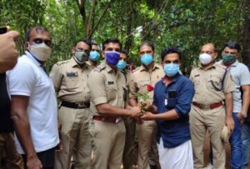 ചാരായ വാറ്റ് പിടിക്കാൻ പോയ കോളനിയിലെ ഒരു കുടുംബത്തിന് ശുചിമുറി നിർമിച്ച് നൽകി പോലീസ്