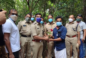 ചാരായ വാറ്റ് പിടിക്കാൻ പോയ കോളനിയിലെ ഒരു കുടുംബത്തിന് ശുചിമുറി നിർമിച്ച് നൽകി പോലീസ്