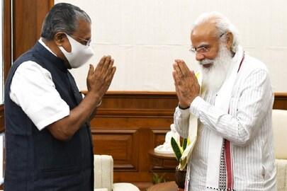 മുഖ്യമന്ത്രി പിണറായി വിജയൻ, പ്രധാനമന്ത്രി നരേന്ദ്ര മോദിയുമായി കൂടിക്കാഴ്ചക്കെത്തിയപ്പോൾ (ഫയൽ ചിത്രം)