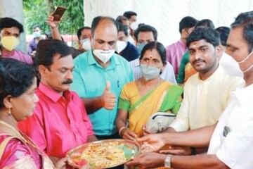 വധുവിന് നൽകിയ സ്വർണ്ണം തിരിച്ചേൽപ്പിച്ച് വരൻ; മാതൃകയായി സതീഷ് എന്ന യുവാവ് വധുവിന് നൽകിയ സ്വർണ്ണം തിരിച്ചേൽപ്പിച്ച് വരൻ; മാതൃകയായി സതീഷ് എന്ന യുവാവ്