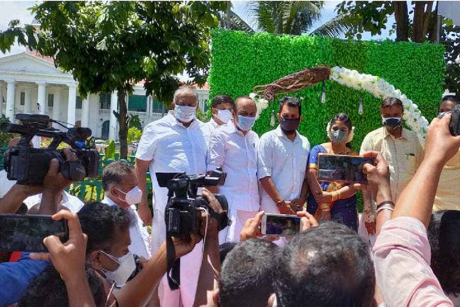  ഒരിടവേളയ്ക്ക് ശേഷം സെക്രട്ടറിയേറ്റ് പരിസരം വീണ്ടും സമരമുഖരിതം. വിവിധ ആവശ്യങ്ങളുന്നയിച്ച് നിരവധി സംഘടനകൾ സമരരംഗത്ത്. ഇതിനിടയിലാണ് ഒരു കല്യാണ ചടങ്ങ് എല്ലാവരുടെയും ശ്രദ്ധ ആകർഷിച്ചത്.