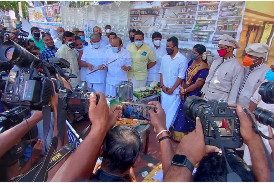  കോവിഡിനെ തുടർന്ന് കല്യാണ ചടങ്ങുകൾക്ക് നിയന്ത്രണം ഏർപ്പെടുത്തിയതോടെ കഴിഞ്ഞ ഒന്നര വർഷമായി ദുരിതത്തിലാണ് കാറ്ററിംഗ് ജീവനക്കാർ. ഇതാണ് ഇത്തരത്തിലൊരു പ്രതീകാത്മക സമരവുമായി സെക്രട്ടറിയേറ്റിനു മുന്നിൽ എത്താൻകാരണം. എന്തായാലും കുറെ നാളുകൾക്കു ശേഷം നല്ലൊരു കല്യാണം കൂടിയതിന്റെ ആവേശത്തിലായിരുന്നു കാഴ്ചക്കാർ.