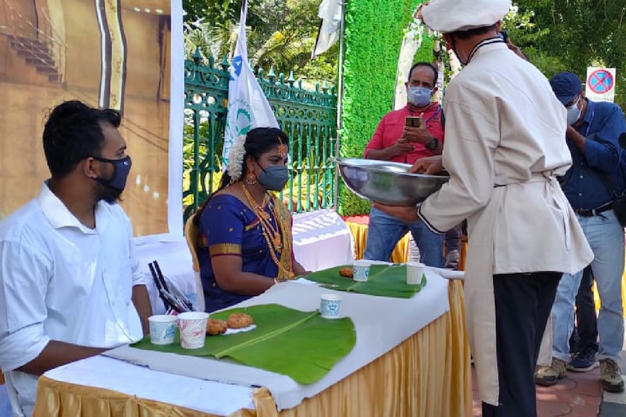 ഏതായാലും സെൽഫി ഒക്കെ കഴിഞ്ഞിട്ട് ചെക്കനും പെണ്ണും നേരെ സദ്യ കഴിക്കാൻ. വാഴയിലയിൽ ഉഴുന്നുവട വിളമ്പി. അങ്ങനെ ഉഴുന്നുവട കഴിച്ചും പ്രതിഷേധം രേഖപ്പെടുത്തി. ഇതിനിടയിൽ പ്രതിപക്ഷനേതാവ് വി ഡി സതീശൻ സെക്രട്ടറിയേറ്റിനു മുന്നിൽ സമരം നടത്തുന്നവരെ സന്ദർശിക്കുകയായിരുന്നു. വ്യത്യസ്ത സമരരീതി ശ്രദ്ധയിൽപ്പെട്ടതോടെ വിഡി സതീശൻ ഇവിടേക്കും എത്തി. കാറ്ററിംഗ് ജീവനക്കാരുടെ ദുരിതം കേട്ടറിഞ്ഞു. പിന്നെ ചെക്കനും പെണ്ണിനും ആശംസകൾ നേർന്ന ശേഷമാണ് വിഡി സതീശൻ മടങ്ങിയത്.