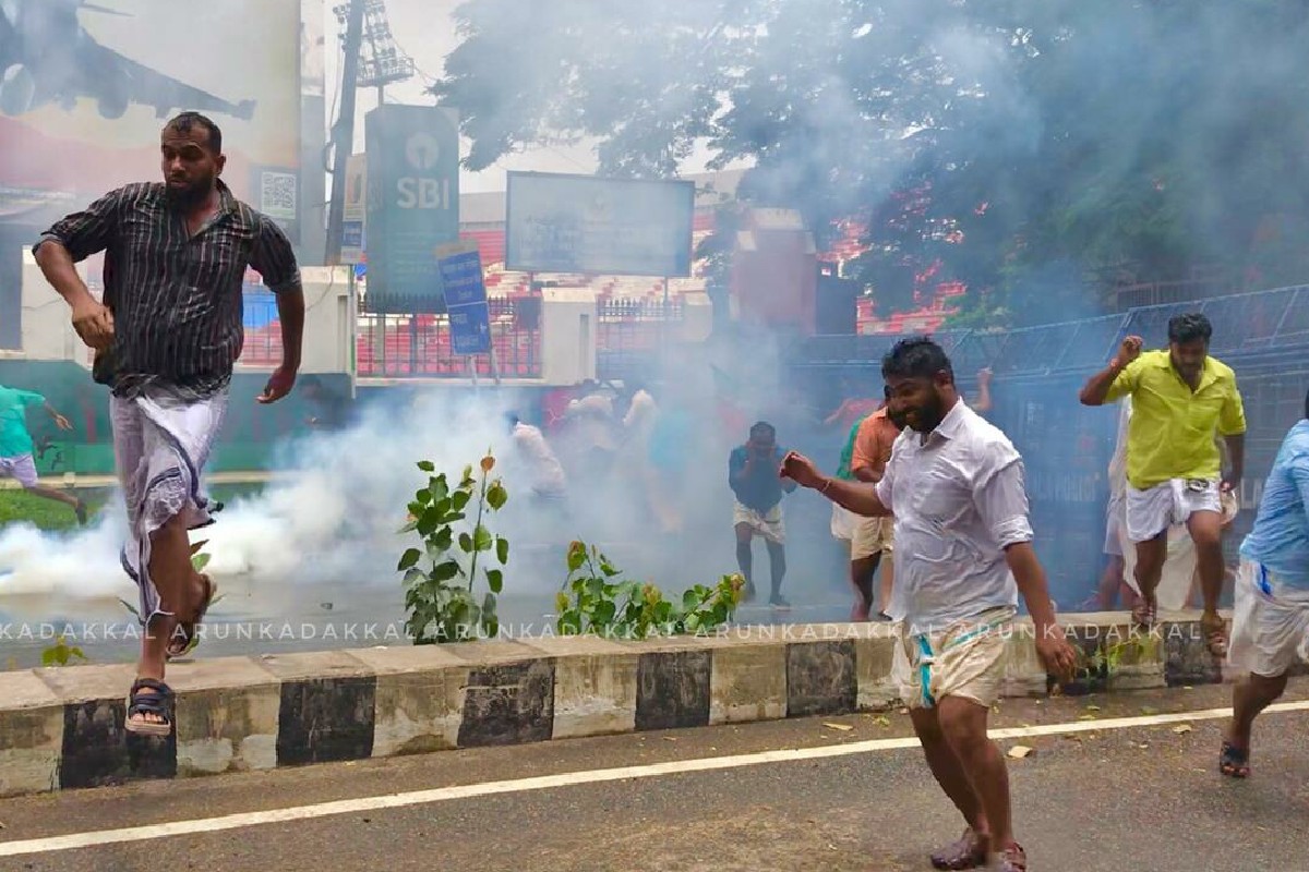 മന്ത്രി ശശീന്ദ്രന്റെ രാജിക്കായി നിയമസഭയിലും പുറത്തും പ്രതിഷേധം