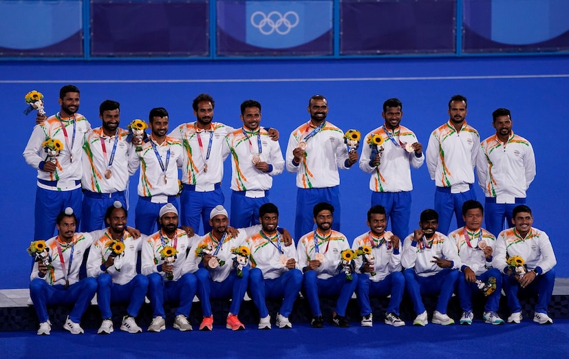 india hockey players pose with their tokyo olympics bronze medal