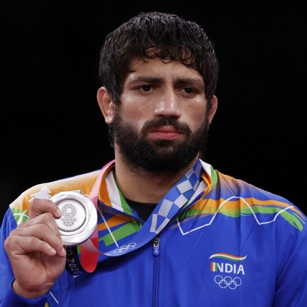 india wrestler ravi kumar dahiya with his silver medal