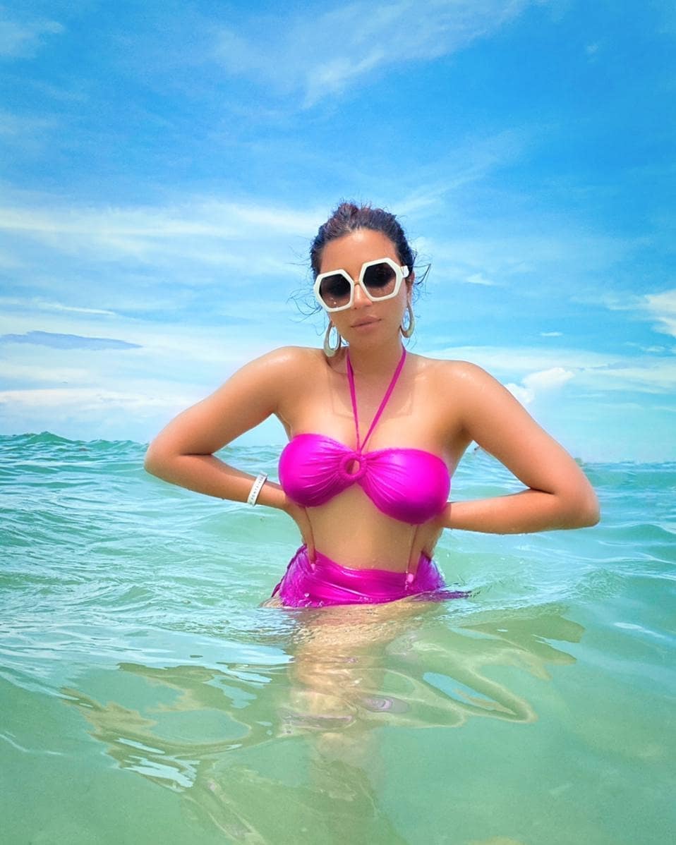  Shama Sikander looks sexy as she swims in the sea. (Image: Instagram)