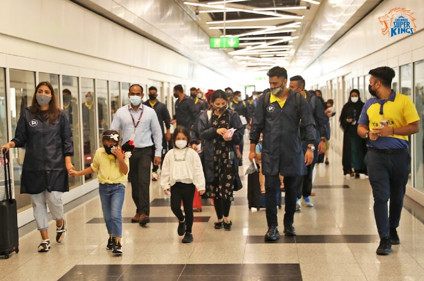 MS Dhoni spotted at the airport with wife Sakshi and Ziva. (Twitter)