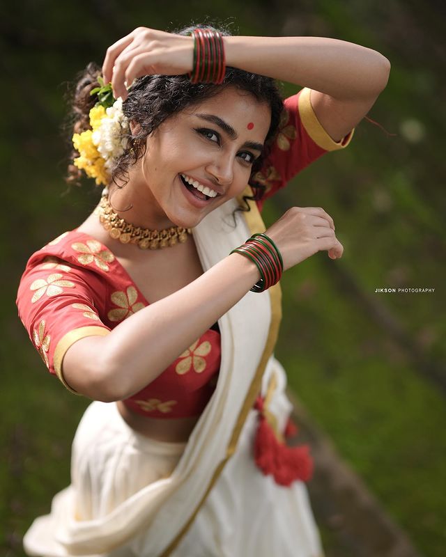  ഇൻസ്റ്റഗ്രാമിൽ സജീവമായ താരം ഓണം സ്പെഷ്യൽ ചിത്രങ്ങളുമായാണ് ആരാധകർക്ക് മുന്നിൽ എത്തിയിരിക്കുന്നത്. ചുവന്ന ബ്ലൗസിനൊപ്പം സെറ്റ് സാരിയുമുടുത്ത് മലയാള തനിമയിലാണ് താരം എത്തിയിരിക്കുന്നത്.(Image: anupama parameswaran/Instagram)