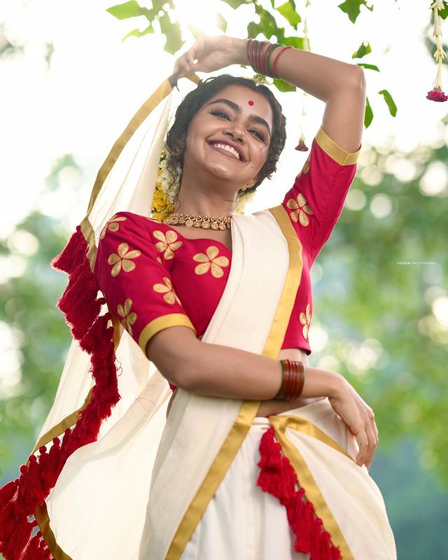  ഇൻസ്റ്റഗ്രാമിൽ പങ്കുവെച്ച ചിത്രത്തിന് പൂർണിമ ഇന്ദ്രജിത്തിനും പ്രത്യേക ക്രെഡിറ്റ് ഉണ്ട്. കാരണം മറ്റൊന്നുമല്ല, പൂർണിമയുടെ ഉടമസ്ഥതയിലുള്ള പ്രാണയിൽ നിന്ന് ഡിസൈൻ ചെയ്ത വേഷമാണ് അനുപമ ധരിച്ചിരിക്കുന്നത്. (Image: anupama parameswaran/Instagram)