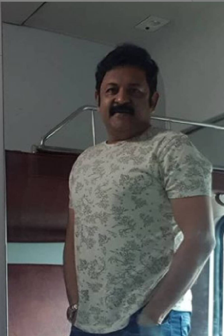  ജനാലയിലൂടെ പുറത്തെ കാഴ്ചകൾ കണ്ടിരിക്കുക. പച്ചപ്പ്‌ നിറഞ്ഞ മലനിരകൾ, കായലുകൾ, കൃഷിയിടങ്ങൾ. അതുപോലെ നദികൾക്ക് മുകളിലെ പാലത്തിലൂടെ പോകുമ്പോൾ ഒരു പ്രത്യേക ശബ്ദവും അനുഭവവുമാണ്.. താഴേക്കു വെള്ളത്തിൽ നോക്കി ഇരിക്കും. ഇടയ്ക്കു സ്റ്റേഷനുകളിൽ നിർത്തുമ്പോൾ ഭക്ഷണം വരും. അത്രയ്ക്ക് വൃത്തി ഇല്ലെങ്കിലും, വലിയ വിശപ്പില്ലെങ്കിലും ട്രെയിനിൽ കയറിയാൽ ഭക്ഷണം കഴിക്കാൻ ഒരുതോന്നൽ വരും...