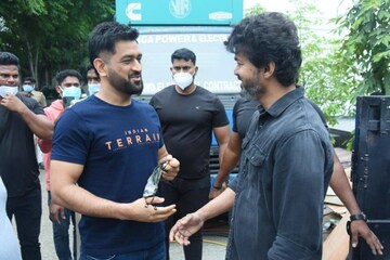 MS Dhoni Meets Vijay | നടൻ വിജയ്യെ കാണാൻ ധോണിയെത്തി; ചിത്രങ്ങൾ വൈറൽ MS Dhoni Meets Vijay | നടൻ വിജയ്യെ കാണാൻ ധോണിയെത്തി; ചിത്രങ്ങൾ വൈറൽ