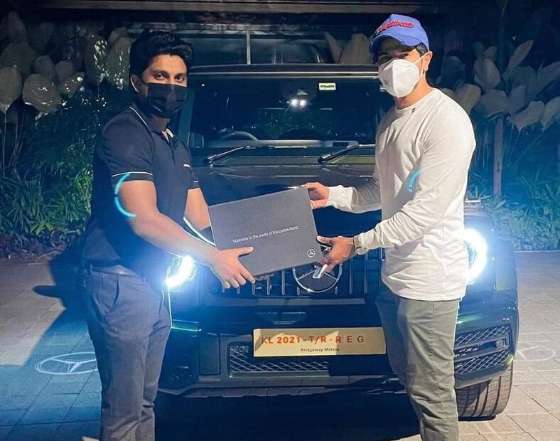  കഴിഞ്ഞ ദിവസം നടൻ ദുൽഖർ സൽമാനും പുതിയ വാഹനം സ്വന്തമാക്കിയിരുന്നു. ബെൻസ്. ജി-ക്ലാസ്സിന്റെ പെർഫോമൻസ് പതിപ്പായ ജി 63 എഎംജിയാണ് ദുൽഖർ പുതുതായി ഗ്യാരേജിലെത്തിച്ചത്. ഒലിവു ഗ്രീൻ നിറത്തിൽ 22 ഇഞ്ച് ബ്ലാക്ക് അലോയ് വീലുകളും യോട്ട് ബ്ലൂ ബ്ലാക്ക് സീറ്റുകളുമായി കസ്റ്റമൈസ് ചെയ്താണ് ദുൽഖർ സ്വപ്‍ന വാഹനങ്ങളിലൊന്ന് സ്വന്തമാക്കിയിരിക്കുന്നത്. 585 ബിഎച്ച്പി കരുത്തും 850 എൻഎം ടോർക്കും പ്രദാനം ചെയ്യുന്ന 4 ലീറ്റർ വി8 പെട്രോൾ എൻജിനാണ് ജി63 എഎംജിയ്ക്കുള്ളത്. അടിസ്ഥാന മോഡലിന് 2.5 കോടിയാണ് വില. കസ്റ്റമൈസ് ചെയ്തെടുത്തതുകൊണ്ട് ദുഖറിന്റെ മെഴ്‌സിഡസ് ജി63 എഎംജിയ്ക്ക് മൂന്നു കോടിക്ക് അടുത്ത് വിലയായി കാണുമെന്നാണ് ഈ രംഗത്തെ വിദഗ്ദ്ധർ പറയുന്നത്.