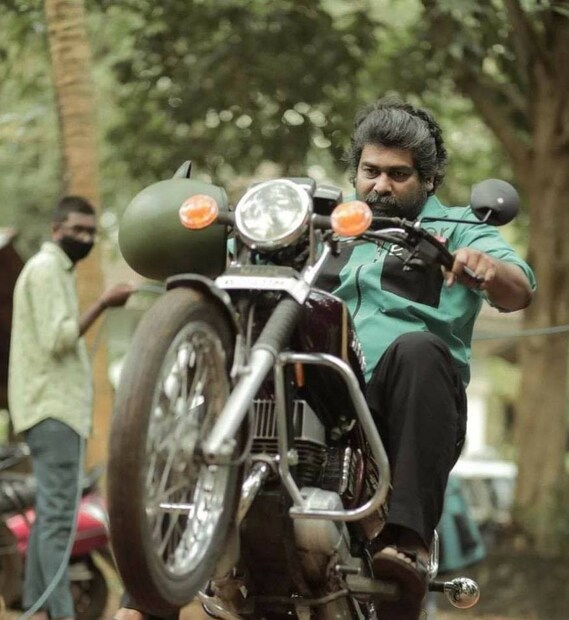  ജോജുവിന്‍റെ വാഹനശേഖരത്തെക്കുറിച്ച് അധികമാർക്കും അറിയില്ല. അത് ഇങ്ങനെയാണ്,- ബ്രിട്ടീഷ് പ്രീമിയം ബൈക്ക് നിർമ്മാതാക്കളായ ട്രയംഫിന്റെ ഇരട്ടക്കണ്ണൻ സ്ട്രീറ്റ് ട്രിപ്പിൾ ആർ, അമേരിക്കൻ യൂട്ടിലിറ്റി വാഹ നിർമ്മാതാക്കളായ ജീപ്പിന്റെ റാൻഗ്ലർ എസ്‌യുവി, പോർഷെ കയാൻ എസ്‌യുവി, ബിഎംഡബ്ള്യു എം6 ഗ്രാൻ കൂപെ, ഓഡി എ7 സ്പോർട്ട്ബാക്ക്, മിനി കൂപ്പർ എസ് എന്നിവയും ജോജുവിന്‍റെ ഗ്യാരേജിലുണ്ട്. ഇതിൽ റാൻഗ്ലർ എസ്‌യുവി ഒഴികെയുള്ളവ സെക്കൻഡ് ഹാൻഡ് വാഹനങ്ങളാണ്.