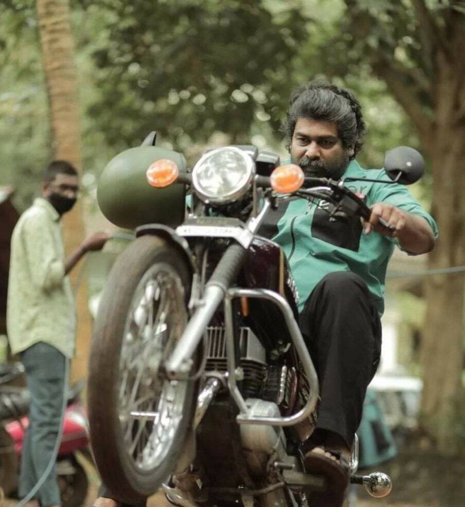  ജോജുവിന്‍റെ വാഹനശേഖരത്തെക്കുറിച്ച് അധികമാർക്കും അറിയില്ല. അത് ഇങ്ങനെയാണ്,- ബ്രിട്ടീഷ് പ്രീമിയം ബൈക്ക് നിർമ്മാതാക്കളായ ട്രയംഫിന്റെ ഇരട്ടക്കണ്ണൻ സ്ട്രീറ്റ് ട്രിപ്പിൾ ആർ, അമേരിക്കൻ യൂട്ടിലിറ്റി വാഹ നിർമ്മാതാക്കളായ ജീപ്പിന്റെ റാൻഗ്ലർ എസ്‌യുവി, പോർഷെ കയാൻ എസ്‌യുവി, ബിഎംഡബ്ള്യു എം6 ഗ്രാൻ കൂപെ, ഓഡി എ7 സ്പോർട്ട്ബാക്ക്, മിനി കൂപ്പർ എസ് എന്നിവയും ജോജുവിന്‍റെ ഗ്യാരേജിലുണ്ട്. ഇതിൽ റാൻഗ്ലർ എസ്‌യുവി ഒഴികെയുള്ളവ സെക്കൻഡ് ഹാൻഡ് വാഹനങ്ങളാണ്.
