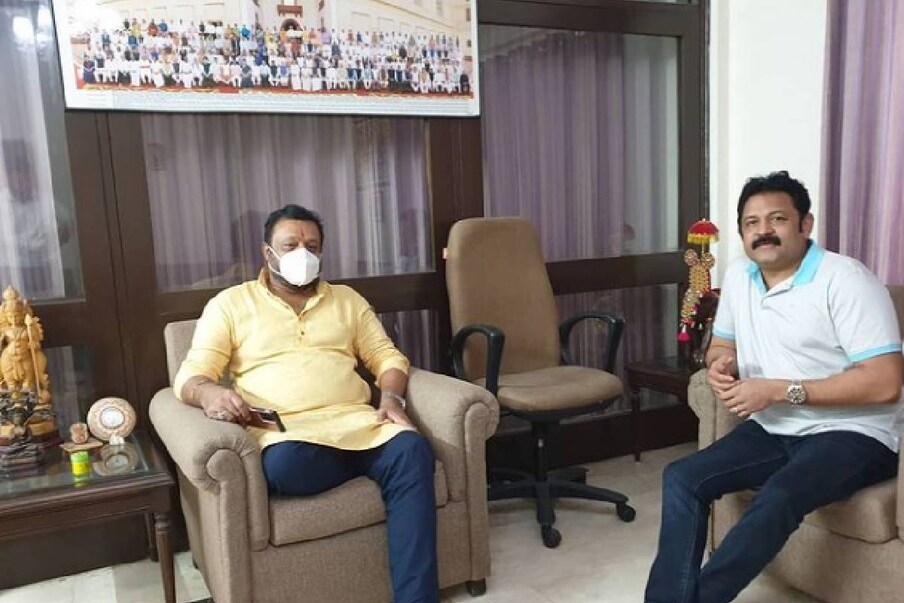  ഏറെ നാളുകൾക്കു ശേഷം സുരേഷ് ഗോപിയെ ഡൽഹിയിൽ വച്ച് കണ്ട അനുഭവത്തെക്കുറിച്ച് നടൻ കൃഷ്ണകുമാർ. 'എടാ നീ ഡൽഹിയിലുണ്ടോ. ഉണ്ടെങ്കിൽ ഇങ്ങു വാ' എന്ന വിളിയിൽ ഒരിക്കൽക്കൂടി കൃഷ്ണകുമാർ ഡൽഹിയിലെത്തി. വർഷങ്ങളായുള്ള ആത്മബന്ധത്തിന്റെയും ഡൽഹി ബന്ധത്തെയും കുറിച്ചുള്ള കൃഷ്ണകുമാറിന്റെ കുറിപ്പ് വായിക്കാം: