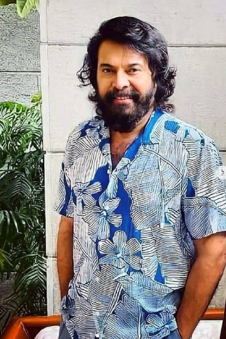  പിന്നീട് എം.ടി. തിരക്കഥയൊരുക്കിയ 'വിൽക്കാനുണ്ട് സ്വപ്‌നങ്ങൾ' എന്ന സിനിമയാണ് മമ്മൂട്ടിയെ പ്രധാന നടൻ എന്ന് രേഖപ്പെടുത്തി തുടങ്ങിയത്. സുകുമാരനായിരുന്നു സിനിമയിലെ നായകൻ