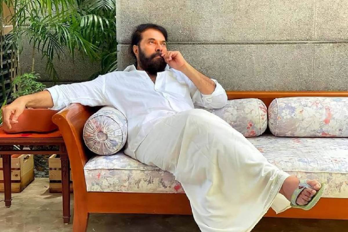  മമ്മൂട്ടി സ്വന്തം വീടിന്റെ സ്വീകരണ മുറിയിലെ സോഫയിൽ ഇരിക്കുന്ന ചിത്രമാണ് പ്രിയ കേക്കിൽ പതിപ്പിച്ചത്