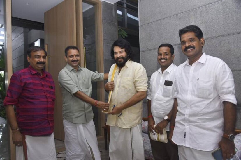 കൊച്ചി: അഭിനയജീവിതത്തിൽ അൻപതുവർഷം പൂർത്തിയാക്കുന്ന മലയാളത്തിന്റെ മഹാനടൻ മമ്മൂട്ടിയ്ക്ക് ആദരവുമായി ബി ജെ പി. സംസ്ഥാന അധ്യക്ഷൻ കെ സുരേന്ദ്രന്റെ നേതൃത്വത്തിൽ എത്തിയാണ് നേതാക്കൾ മമ്മൂട്ടിയെ ആദരിച്ചത്. മമ്മൂട്ടിക്ക് കെ സുരേന്ദ്രൻ പൊന്നാട അണിയിച്ചു. നടന് ബിജെപി നേതാക്കൾ ഓണക്കോടി സമ്മാനിക്കുകയും ചെയ്തു. മമ്മൂട്ടിയെ ആദരിച്ചതിന്റെ ചിത്രങ്ങൾ കെ സുരേന്ദ്രൻ ഫേസ്ബുക്ക് പേജിൽ പങ്കുവെച്ചു.  കൊച്ചി: അഭിനയജീവിതത്തിൽ അൻപതുവർഷം പൂർത്തിയാക്കുന്ന മലയാളത്തിന്റെ മഹാനടൻ മമ്മൂട്ടിയ്ക്ക് ആദരവുമായി ബി ജെ പി. സംസ്ഥാന അധ്യക്ഷൻ കെ സുരേന്ദ്രന്റെ നേതൃത്വത്തിൽ എത്തിയാണ് നേതാക്കൾ മമ്മൂട്ടിയെ ആദരിച്ചത്. മമ്മൂട്ടിക്ക് കെ സുരേന്ദ്രൻ പൊന്നാട അണിയിച്ചു. നടന് ബിജെപി നേതാക്കൾ ഓണക്കോടി സമ്മാനിക്കുകയും ചെയ്തു. മമ്മൂട്ടിയെ ആദരിച്ചതിന്റെ ചിത്രങ്ങൾ കെ സുരേന്ദ്രൻ ഫേസ്ബുക്ക് പേജിൽ പങ്കുവെച്ചു.